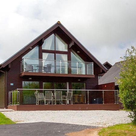 Kingfisher Hot Tub & Log Burner House On Premium Lakeside With Resort Facilities St Columb Major エクステリア 写真
