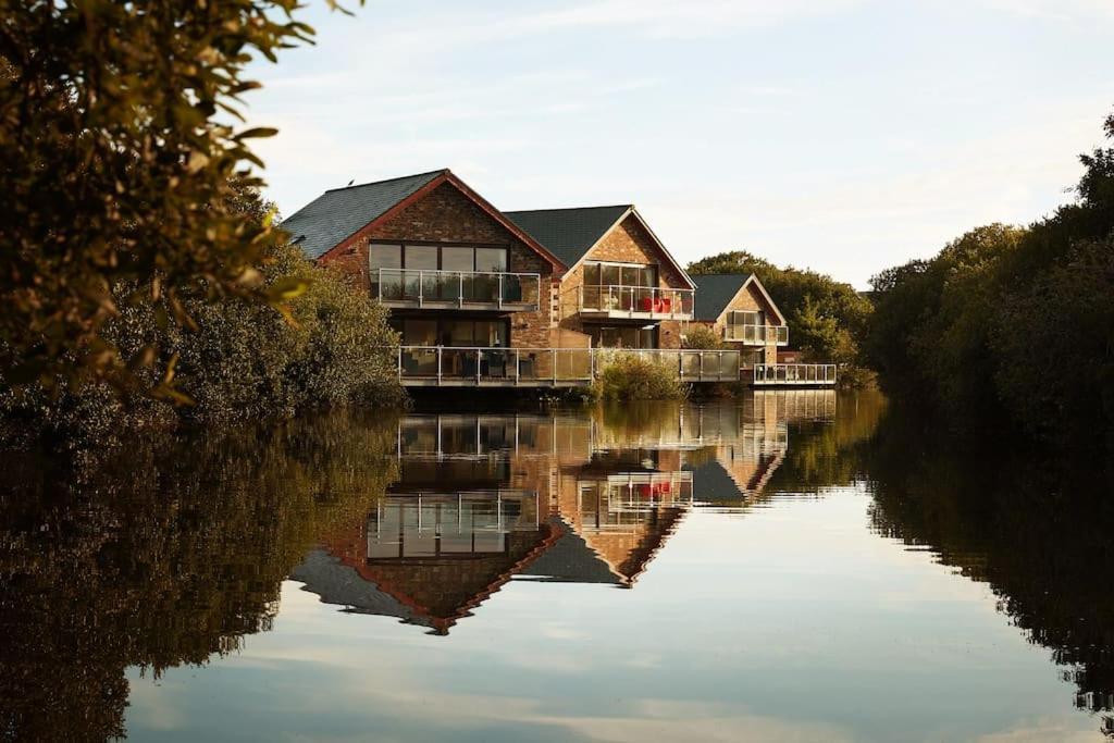 Kingfisher Hot Tub & Log Burner House On Premium Lakeside With Resort Facilities St Columb Major エクステリア 写真