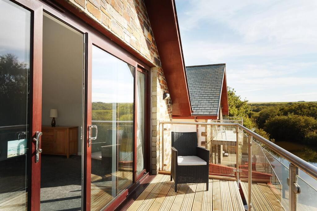 Kingfisher Hot Tub & Log Burner House On Premium Lakeside With Resort Facilities St Columb Major エクステリア 写真