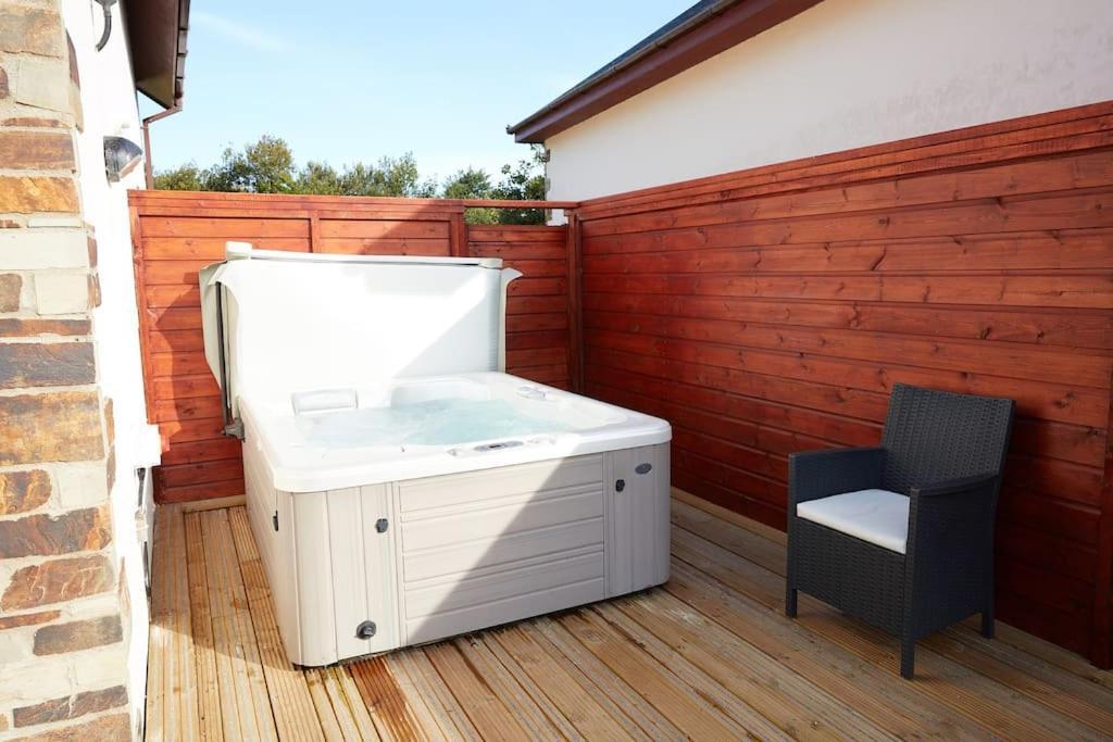 Kingfisher Hot Tub & Log Burner House On Premium Lakeside With Resort Facilities St Columb Major エクステリア 写真