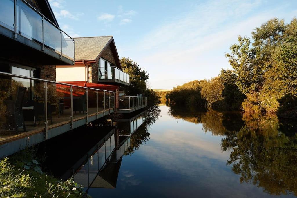 Kingfisher Hot Tub & Log Burner House On Premium Lakeside With Resort Facilities St Columb Major エクステリア 写真