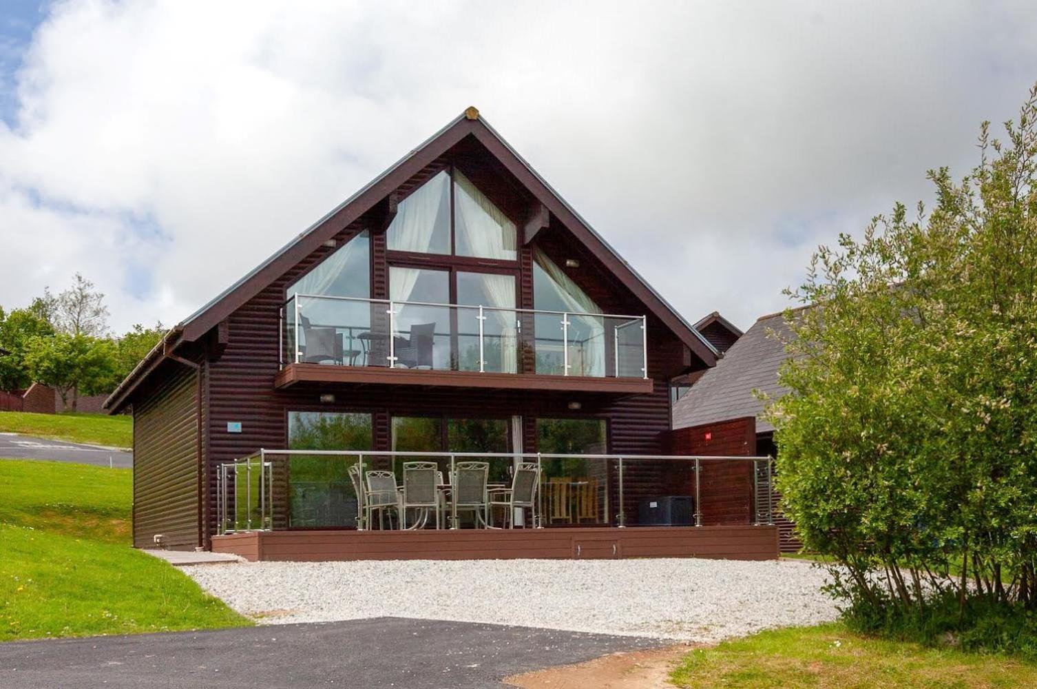 Kingfisher Hot Tub & Log Burner House On Premium Lakeside With Resort Facilities St Columb Major エクステリア 写真
